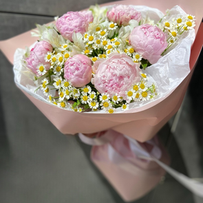 Букет из пионов с ромашками
